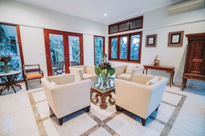 Family Double Room, 1 King Bed, Non Smoking, Courtyard View | Living area | 45-inch flat-screen TV with cable channels, Netflix, streaming services