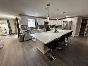Micro-ondes, four, plaque de cuisson, lave-vaisselle
