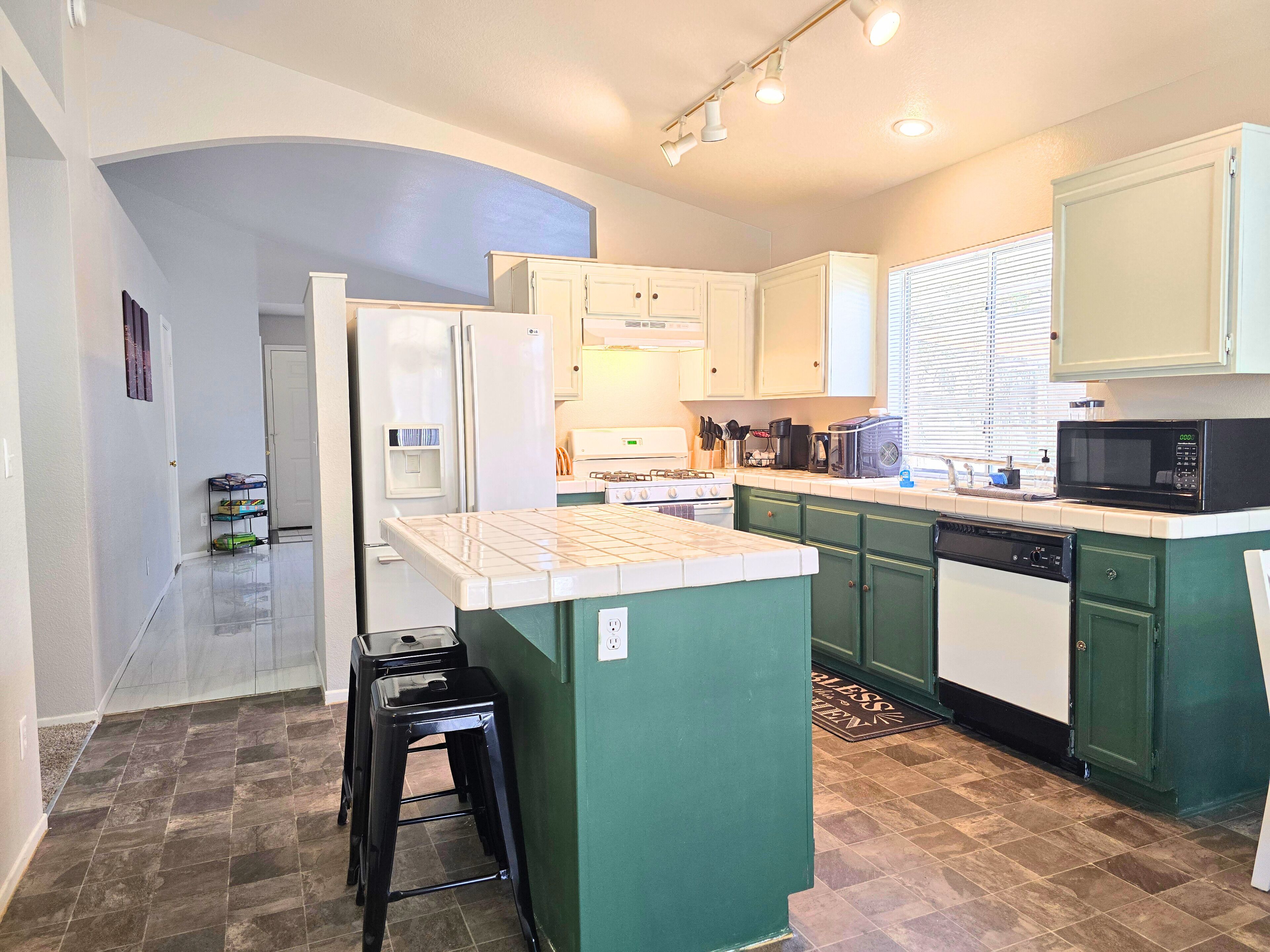 Refrigerador, microondas, horno y parrilla de estufa 