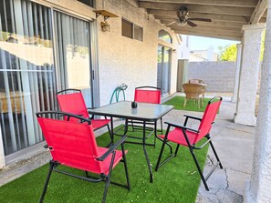 Outdoor dining - Location! Quick Freeway Access to Airport & Strip! (Las Vegas)