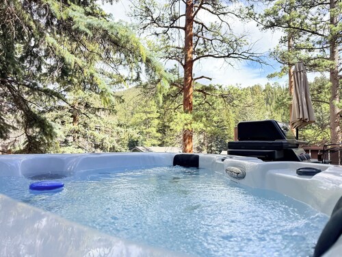 Cozy Mountain Escape with Hot Tub and Bikes. Dogs OK. Near RMNP ⛰️