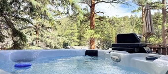 Cozy Mountain Escape with Hot Tub and Bikes. Dogs OK. Near RMNP ⛰️