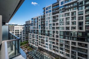 Property grounds - Modern King West Condo | Central + Free Parking (Toronto)