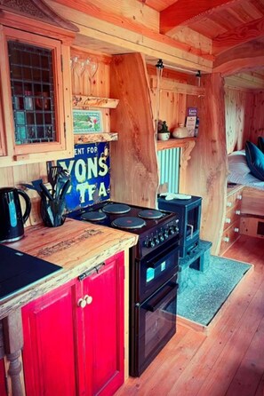 Fridge, oven, cookware/dishes/utensils - Shepherds Hut by Interhome (Drumnadrochit)