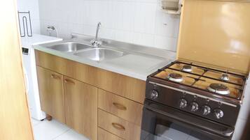 Fridge, oven, coffee/tea maker, cookware/dishes/utensils