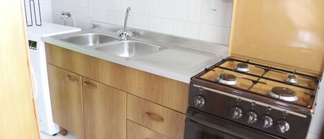 Jääkaappi, uuni, kahvin-/teenkeitin