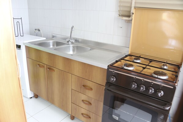 Fridge, oven, coffee/tea maker, cookware/dishes/utensils