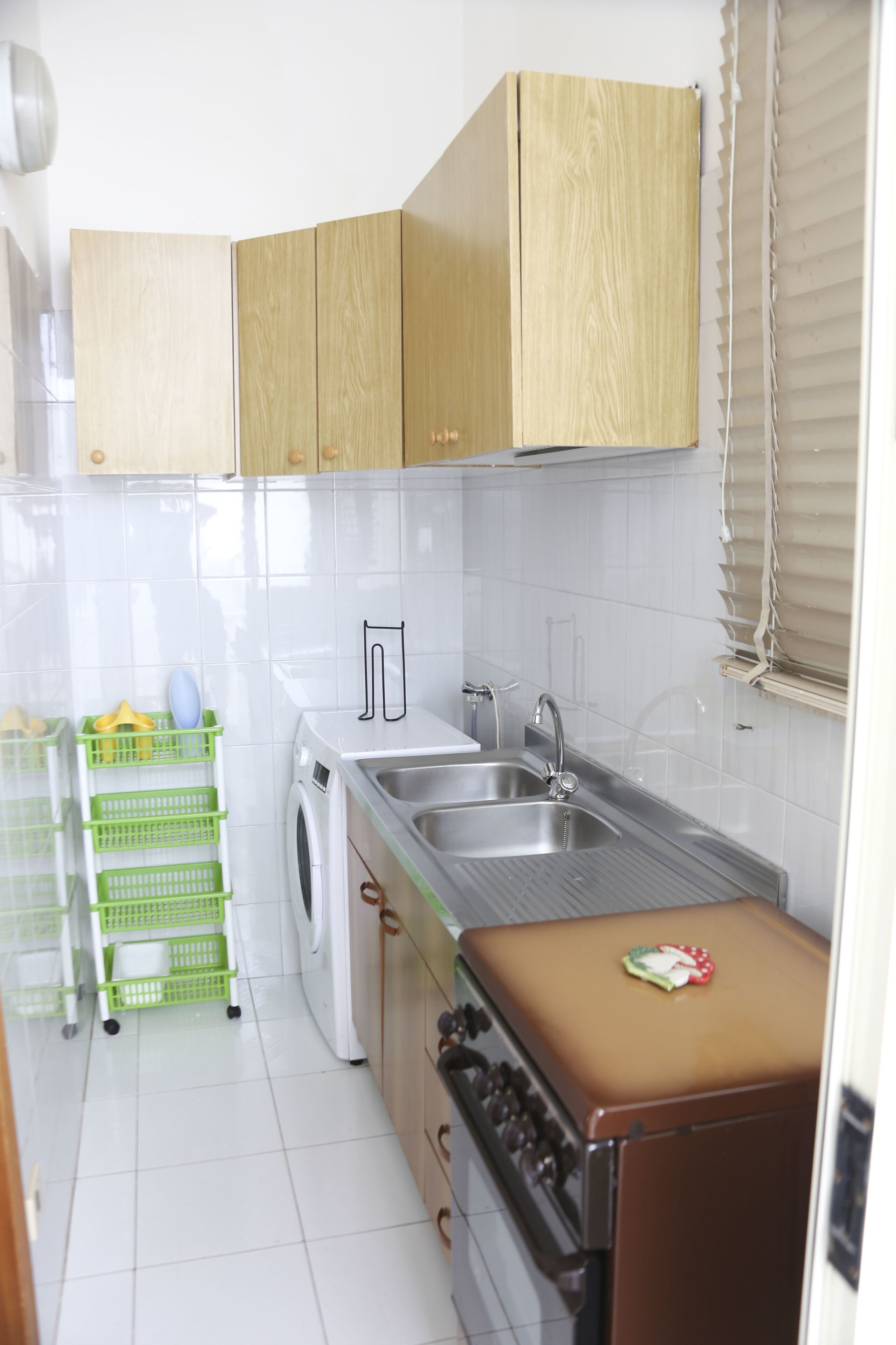 Kylskåp, ugn, kaffe- och tebryggare och grytor/köksredskap