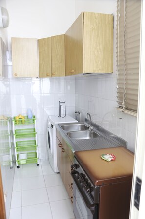 Fridge, oven, coffee/tea maker, cookware/dishes/utensils