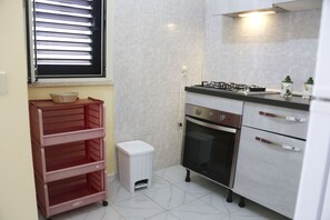 Réfrigérateur, four, cafetière/bouilloire