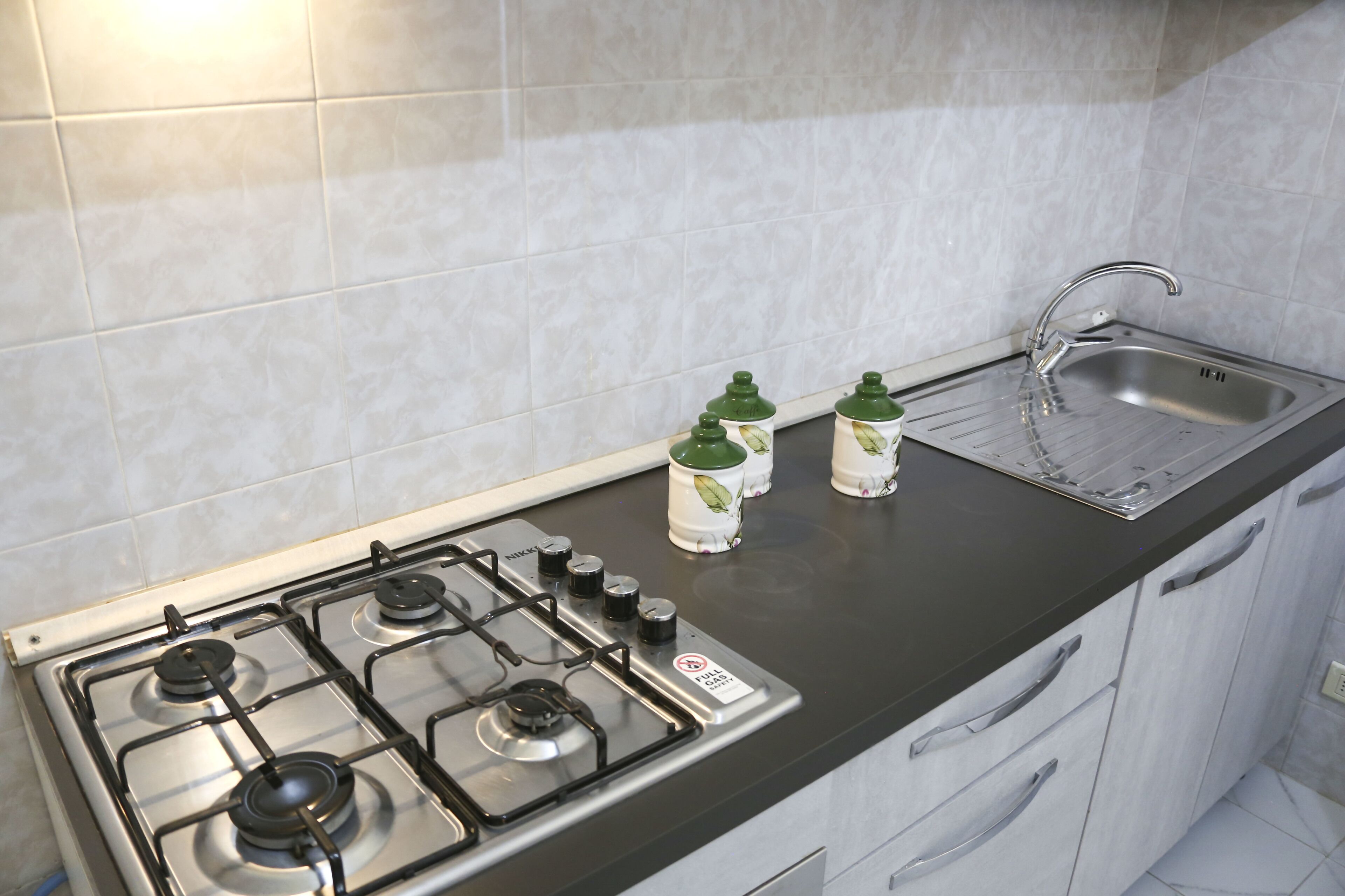 Kylskåp, ugn, kaffe- och tebryggare och grytor/köksredskap