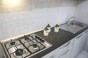 Jääkaappi, uuni, kahvin-/teenkeitin