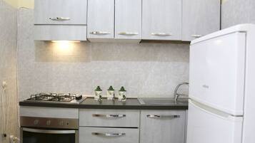 Fridge, oven, coffee/tea maker, cookware/dishes/utensils