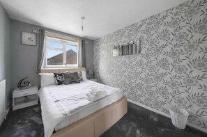 5 bedrooms, WiFi, bed sheets