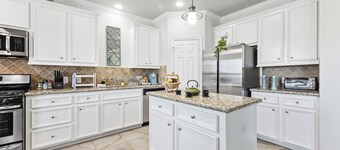 Charming bayside retreat waterfront 2-bedroom 2 full bath house with WiFi, AC