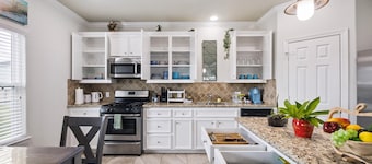Charming bayside retreat waterfront 2-bedroom 2 full bath house with WiFi, AC