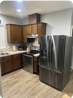 Kühlschrank, Mikrowelle, Ofen, Herdplatte