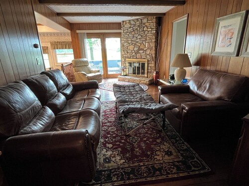Spacious 5-bed farmhouse w/Pool Table, Table Tennis Close to Columbus Zoo