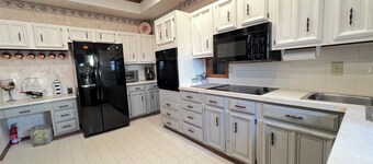 Spacious 5-bed farmhouse w/Pool Table, Table Tennis Close to Columbus Zoo