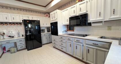 Spacious 5-bed farmhouse w/Pool Table, Table Tennis Close to Columbus Zoo