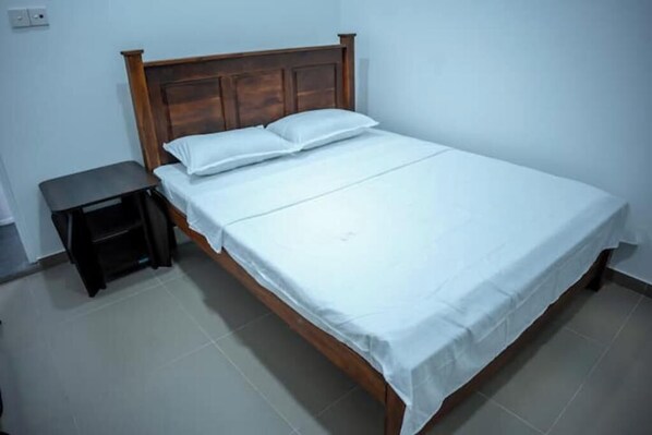 6 bedrooms, iron/ironing board, WiFi, bed sheets