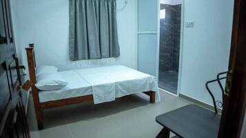 6 bedrooms, iron/ironing board, WiFi, bed sheets