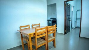 Un comedor con una mesa de madera y cuatro sillas.