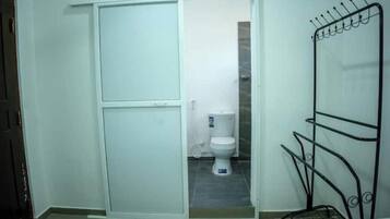 6 bedrooms, iron/ironing board, WiFi, bed sheets