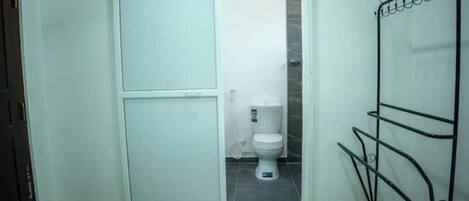 6 slaapkamers, een strijkplank/strijkijzer, wifi, beddengoed