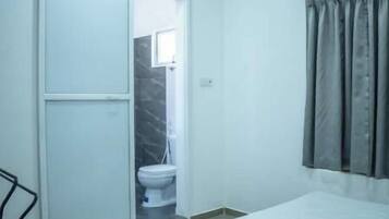 Chuveiro, toalhas de banho, sabonete, papel higiênico