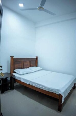 6 bedrooms, iron/ironing board, WiFi, bed sheets