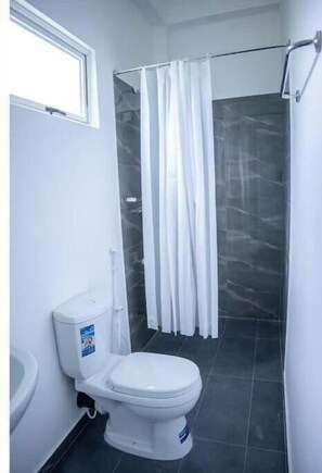 Douche, serviettes fournies, savon, papier de toilette