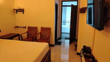 Habitación Confort doble | Escritorio y tabla de planchar con plancha