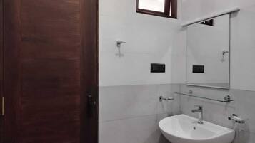 Regadera, toallas, jabón, papel de baño