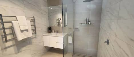 Iris Cottage | Bathroom | Hair dryer, towels, soap, shampoo