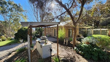 Daisy Cottage | Garden view