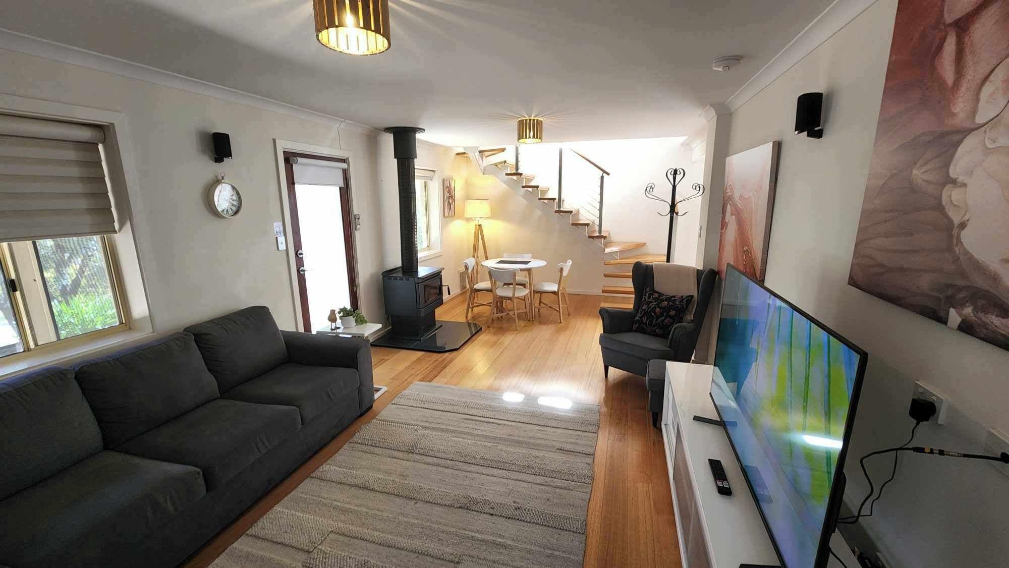 Lavender House | 起居区 | 35-英寸智能电视 （配备数码频道）、DVD 播放器