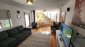 Lavender House | Khu phòng khách | Smart TV 35-inch có truyền hình kỹ thuật số, đầu đĩa DVD 