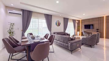 Habitación doble presidencial, balcón, vista al jardín | Área de sala de estar