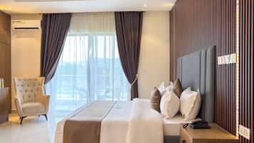 Executive Room, Balcony, Pool View | Laptop workspace, free WiFi, bed sheets