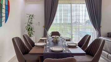 Presidential dubbelrum - balkong - utsikt mot trädgården | Matservice på rummet