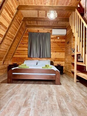 Escritorio y espacio para trabajar con laptop 