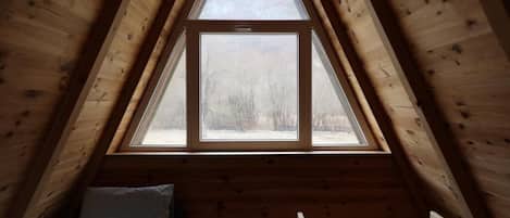 Chalet familiar, vista a la montaña | Escritorio y espacio para trabajar con laptop