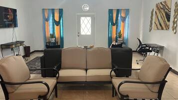 Deluxe House, Garden View | Laptop workspace, blackout drapes, free WiFi, wheelchair access