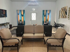 Deluxe House, Garden View | Laptop workspace, blackout drapes, free WiFi, wheelchair access - Periwinkles cozy retreat (Dieppe Bay Town)