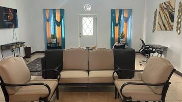 Deluxe Single Room, Garden View | Living area | Computer monitors