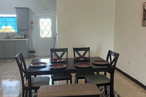 Deluxe Single Room, Non Smoking, Garden View | In-room dining