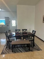 Deluxe Single Room, Garden View | In-room dining