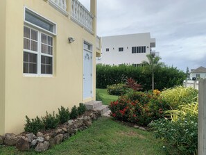 Exterior - Charming 1-bedroom apartment with WiFi, AC in gorgeous St. John's Parish (St. John's Parish, Nevis)
