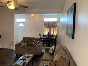 Smart TV - Charming 1-bedroom apartment with WiFi, AC in gorgeous St. John's Parish (St. John's Parish, Nevis)